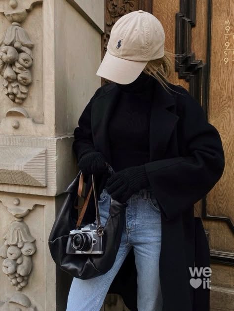 Baseball Cap Outfit Dressy, Polo Cap Outfit Women, Baseball Hat Outfit Fall, Barcelona Winter Outfit, Polo Hat Outfit, Barcelona Outfits Winter, Dad Hat Outfits Women, White Cap Outfit, Street Wear 2023