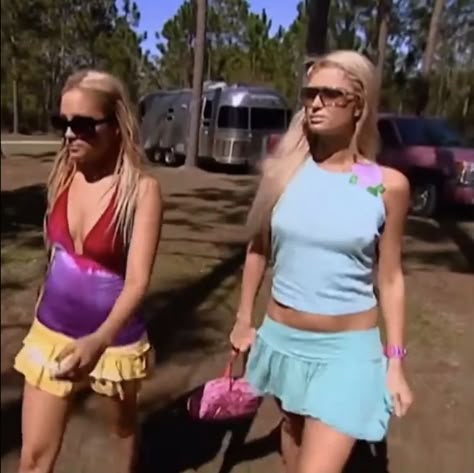 Nicole And Paris, Paris Hilton Simple Life, Nicole Richie 2000s, Paris Hilton Outfits, Paris Nicole, Paris Hilton And Nicole Richie, Y2k Looks, Paris And Nicole, Outfits Paris