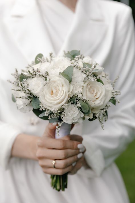 Classic Timeless Wedding Bouquet, Small Bride Bouquet Simple, White Bouquet Wedding Bridesmaid, Simple Elegant Wedding Bouquet, Hand Bouquet Wedding Elegant, All White Bouquet Wedding, Civil Wedding Bouquet, White And Green Wedding Bouquet, Minimalist Bouquet