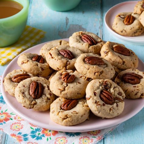 Pecan Sandies Cookies, Sandies Cookies, Pecan Pie Cookies, Fall Cookie Recipes, Pecan Sandies, Bite Size Cookies, Hot Chocolate Cookies, Thanksgiving Cookies, Fall Cookies