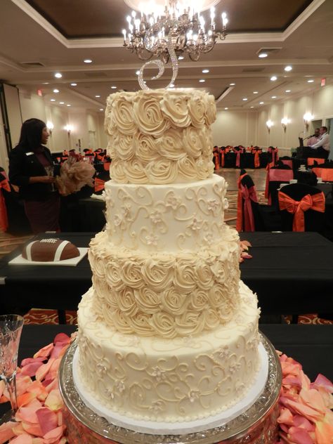 Champagne Cake Quince, Quince Cakes Champagne And Gold, Champagne And White Quinceanera Theme, Quince Cakes Champagne, Champagne Colored Cake, Champagne Quince Cake, Champagne Color Cake, Champagne Quince Theme, Champagne Sweet 16