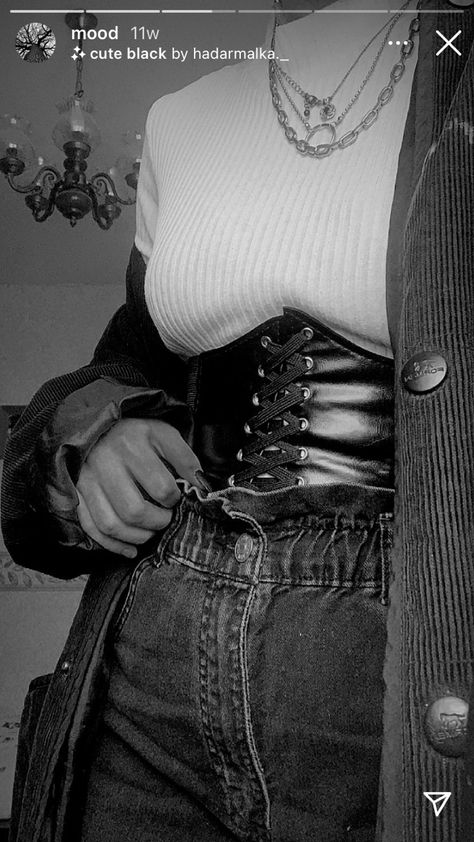 Corset Outfit School, Corset Over Shirt Outfits Grunge, Outfit Ideas With Corset Belt, Corset Streetwear Outfit, Black Waist Corset Outfit, Corset Belt Outfit Aesthetic, Waist Corset Outfit Ideas, Emo Corset Outfit, Corset Belt Outfit Grunge