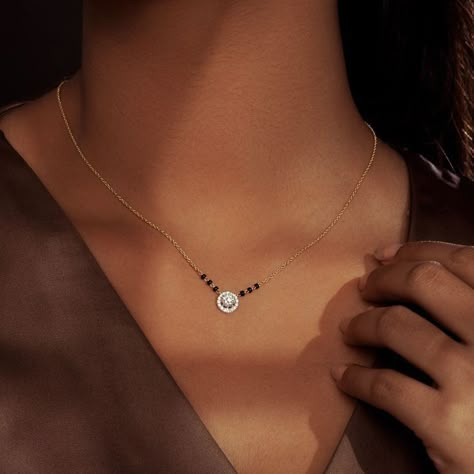 Mangalsutra Designs Aesthetic, Classy Mangalsutra Designs, Caratlane Diamond Mangalsutra, One Diamond Mangalsutra, Trendy Mangalsutra Designs Diamond, Caratlane Jewellery Mangalsutra, Solitaire Mangalsutra Designs, Simple Mangalsutra Design Gold Jewellery, Small Mangalsutra Designs Modern