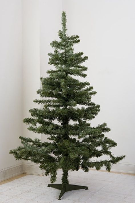 How to make an artificial christmas tree look fuller Fake Xmas Tree, How To Make Trees, Tree Fillers, Green Dollar, Cheap Christmas Trees, Display Tree, Fake Christmas Trees, Weihnachten Diy, How To Make Christmas Tree