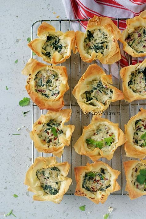 Looking out for easy appetizer recipes - My go to simple, easy to make homemade Spanakopita recipe is all you need. This greek traditional and authentic eggless fresh spinach and feta filo cups with cream cheese are all you need. Shape it into phyllo rolls, classic triangles parcels, mini swirl, pinwheels or spiral bites or make it into a pie using puff pastry; either way you are absolutely going to love it. Now you know what to serve as your Thanksgiving side dishes. #thanksgiving #appetizers Spinach And Feta Filo Parcels, Spinach And Feta Phyllo Rolls, Mini Spanakopita Bites, Spinach And Feta Pastry Filo, Filo Dough Quiche Recipes, Phyllo Spinach Appetizers, Spinach And Feta Filo Pie, Spinach Feta Phyllo Triangles, Phyllo Pastry Cups Recipes