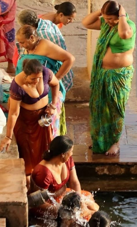 Wet Saree Look, Buri Buri Zaimon, Woman Images, Kumbh Mela, Women Picture, Wet Dress, Pretty Redhead, Hot Blouse, Funny Phone