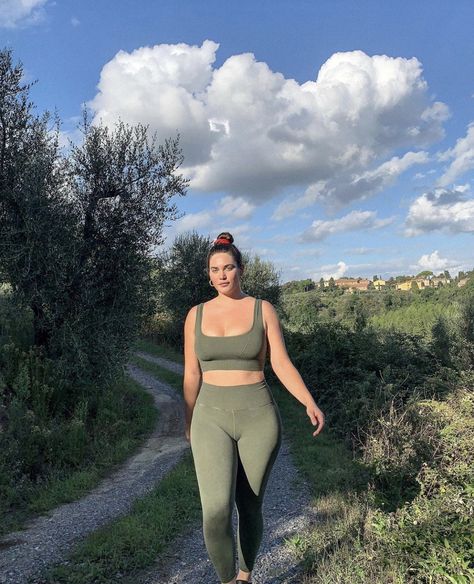 Hiking Outfit Summer, Hiking Outfits, Summer Pants Outfits, Summer Hiking, Summer Hiking Outfit, Good Karma, Summer Plus Size, Women Street, Workout Aesthetic