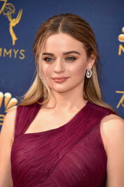 Round Face Celebrities, Pink Streaks, Red Carpet Hair, Red Carpet Beauty, Joey King, New Cut, Winter Hair Color, Photo Pose For Man, Blonde Bobs