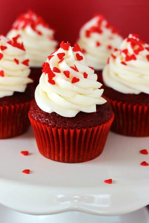 Yummy Red Velvet Cupcake Ideas, Heart Cupcake Toppers, Valentine's Day Food Decor Ideas #diy #valentines #cupcakes #ideas www.foodideasrecipes.com Cupcakes Red Velvet, Cake Mini, Heart Cupcakes, Valentine Day Cupcakes, Red Velvet Cheesecake, Torte Cupcake, Cheesecake Cupcakes, Valentines Cupcakes, Velvet Cupcakes