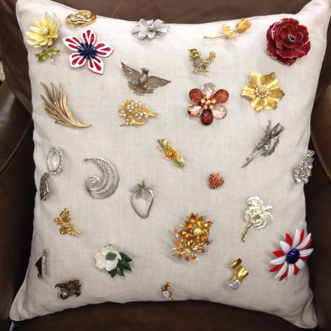 Another pinner says: My mothers beautiful pins displayed on a linen pillow! Brooch Storage, Brooches Diy, Brooch Display, Jewellery Storage Display, Jewel Frames, Vintage Jewelry Diy, Jewerly Displays, Pin Display, Vintage Jewelry Ideas