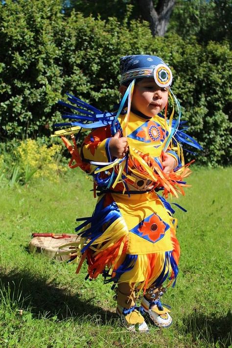 Tiny tot grass-dancer (photo by J. EagleSpeaker) Tiny Tot Regalia, Grass Dancer Regalia, Grass Dance Regalia, Grass Dancer, Indigenous Medicine, Grass Dance Outfits, Powwow Outfits, Dancer Photo, Native Beauty