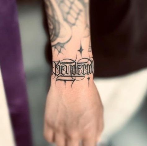 Mcmxcv Tattoo, Gangsta Style Tattoo, Lettering Cholo, Cholo Tattoo, Ship Tattoo Sleeves, Acab Tattoo, Butterfly Neck Tattoo, Letters Tattoo, Wrist Tattoo Designs