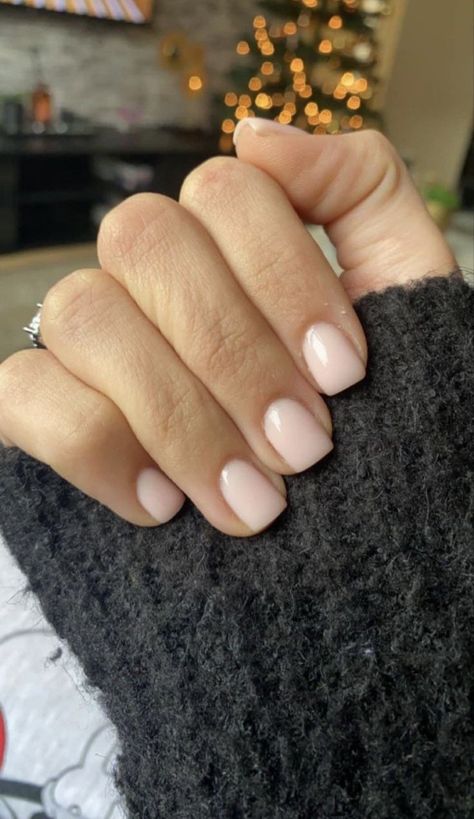 Very Short Acrylic Nails Natural, Dipped Natural Nails Ideas, Neutral Dipped Nails Ideas, Natural Short Dip Nails, Gel Nail Polish Natural Nails, Natural Short Acrylic Nails Simple, Dip Nails Neutral, Natural Short Nails Gel, Neutral Natural Nails