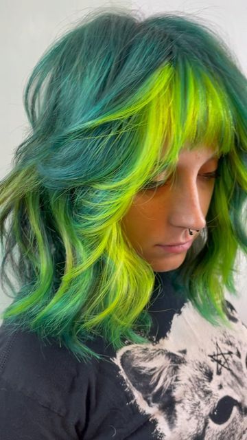 Dark Green And Lime Green Hair, Emerald And Neon Green Hair, Teal Shag Hair, Bright Green Hair Color, Two Tone Green Hair, Green Halo Hair, Green Shag Hair, Teal And Green Hair, Neon Hair Color Ideas