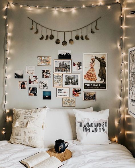 A great corner above your bed. Aesthetic Above Bed Decor, Room Corner Decor Ideas Aesthetic, Decorate Wall Above Bed, Wall Next To Bed Decor, Wall Decoration Above Bed, Corner Bed Decor Ideas, Wall Decor For Bedroom Above Bed, Corner Bed Wall Decor Ideas, Photo Wall Above Bed