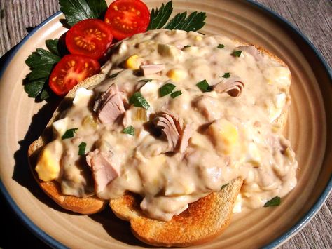 Mom's creamed tuna on toast was her go-to meal on a busy day. Boil a couple of eggs, open a few cans, toast some bread and, "Viola!" dinner is served. To me, it's comfort food that I enjoy to this day. I think of Mom every time I make it. Tuna Ala King Recipe, Tuna Gravy, Creamed Tuna On Toast, Tuna On Toast, Creamed Tuna, Tuna Melt Recipe, Mushroom Soup Recipes, Easy Cream, Tuna Recipes