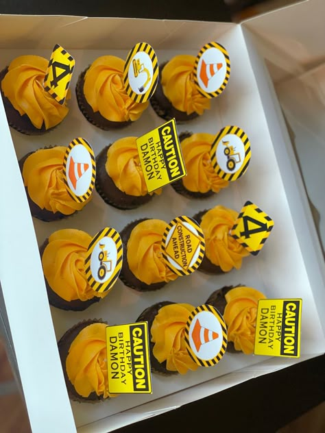 Construction Cupcakes Ideas, Digger Cupcakes, Excavator Cupcakes, Escavatore Cake, Construction Themed Cake Pops, Cupcake Construction, Construction Cupcakes For Boys, Cupcakes Construction Theme, Construction Vehicle Cupcakes