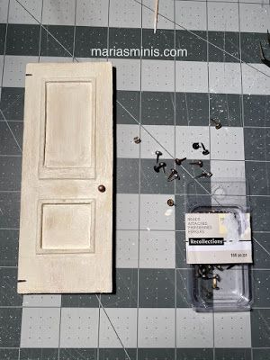 Miniature Door, Dollhouse Door, Cardboard Dollhouse, Dolls House Shop, Make A Door, Dollhouse Tutorials, Dollhouse Miniature Tutorials, Diy Barbie Furniture, Dollhouse Miniatures Diy