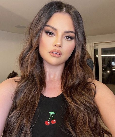 Pop Crave on Twitter: "Selena Gomez looks absolutely breathtaking in new selfie. ❤️… " Selena Selena, Selena Gomez Makeup, Selena Gomez With Fans, Selena Gomez Hair, Look At Her Now, Selena Gomez Photos, Selena Gomez Pictures, Selena G, Marie Gomez