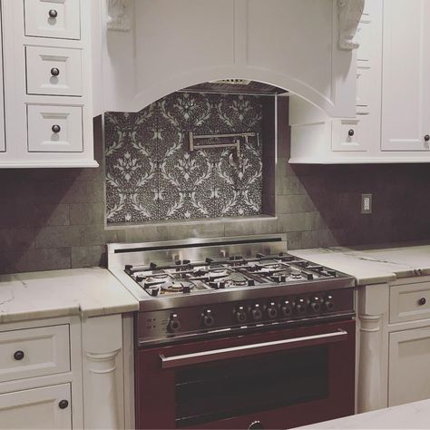 Damask Backsplash. ❤️....#tilebuys #backsplash #damask #mosaic #tile #kitchendesign #kitchenremodel #luxurykitchen #luxurydecor #luxuryinteriordesigner #luxuryinteriors #kitcheninspo #luxurymosaic #connecticutinteriordesign #massachusettsinteriordesign #atlantainteriors #danapoint #soho #nycinteriordesign #homebuilder #homedesign #tilebacksplash #damasktile #whitekitchens #interiordesigner #kitchenreno #homerenovation #remodeling #luxuryrenovations #tile Range Backsplash Ideas, Arabesque Tile Floor, Arabesque Tile Bathroom, Range Backsplash, Classic Backsplash, Arabesque Tile Backsplash, Backsplash Arabesque, Waterjet Mosaic Tile, Timeless Kitchen Design