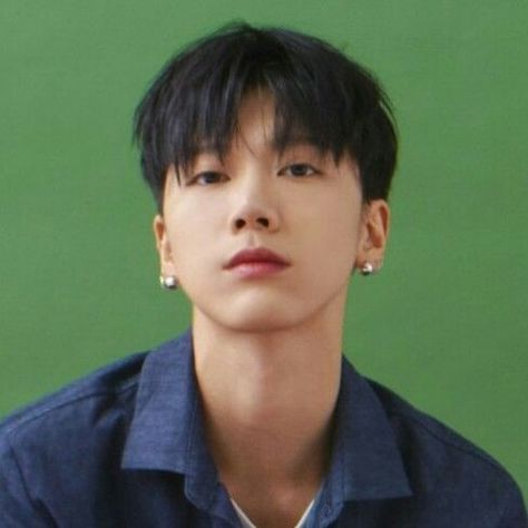 Nct Ten Haircut, Asian Men Straight Haircut, Ten Nct Haircut, Korean Fringe Men, Asian Men Straight Hair, Asian Textured Fringe, Straight Asian Hairstyles Men, 2 Block Haircut Men, Asian Fringe