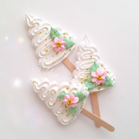 Meringue Cookie Pops, Meringue Pops Christmas, Meringue Pretzel Sticks, Meringue Pops Ideas, Meringue Lollipops Recipe, Christmas Meringue Pops, Christmas Merengue, Meringue Bark, Christmas Meringue Ideas