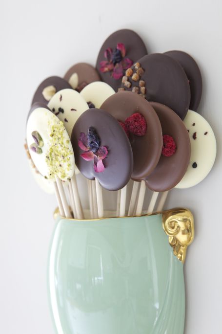 Chocolate Business, Makanan Rendah Kalori, Lollipop Recipe, Chocolate Lollipops, Luxury Chocolate, Chocolate Art, Handmade Chocolates, Chocolate Bark, Chocolate Decorations