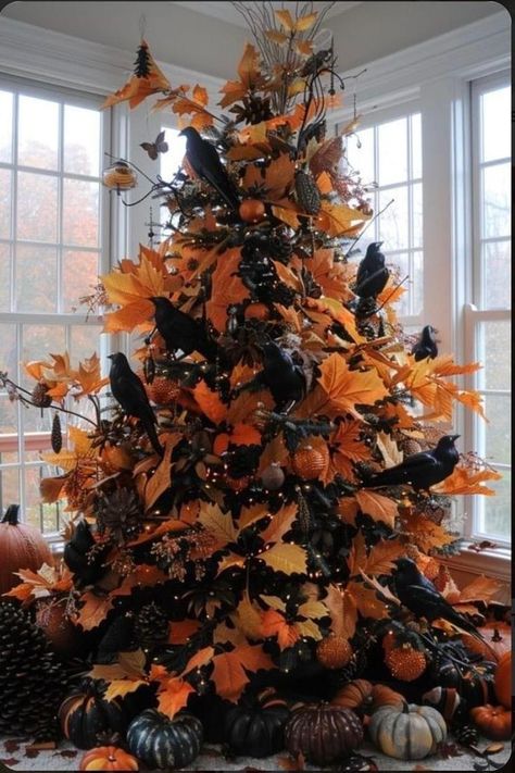 Fall Christmas Tree, Halloween Christmas Tree, Casa Halloween, Elegant Halloween, Halloween Crafts Decorations, Fall Thanksgiving Decor, Fall Halloween Crafts, Halloween Displays, Halloween Trees