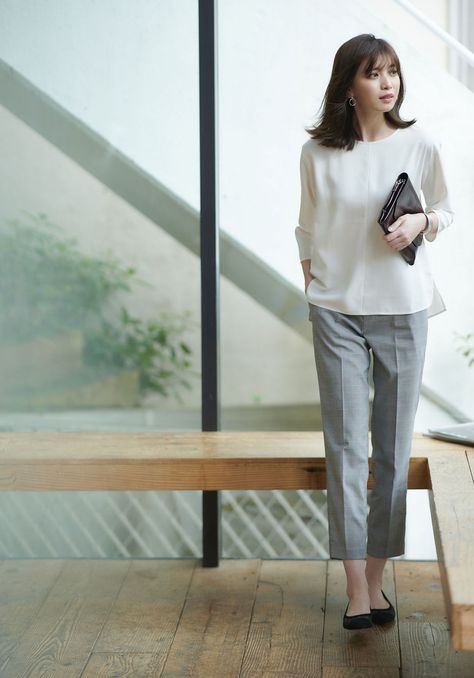 Uniqlo Fashion, Uniqlo Women Outfit, Office Wear Women Work Outfits, Uniqlo Outfit, Japanese Minimalist Fashion, Japanese Fashion Women, Fashionable Work Outfit, Fashion Professional, Minimalist Fashion Women