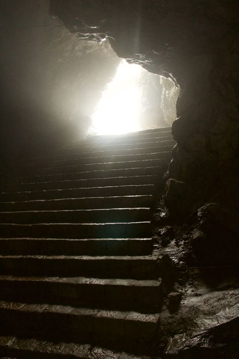 This stair case lad out of the dark and gloomy cave, into the light. The light rimming the stars with the whited out exit results in this great image. Creepy Cave Aesthetic, Cave Stairs, Nature Drawing Ideas, Dark Staircase, Fantasy Environment, Dark And Gloomy, Stairs Lighting, Dark Cave, Dark Castle