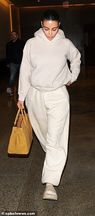 Kim Kardashian rocks a sweatsuit and goes makeup-free as she carries a $70K Birkin bag in LA Kim Kardashian Hermes, Kim Kardashian Bags, Hermes Birkin Bag, Classy Fall Outfits, 2024 Board, Makeup Free, Kim Kardashian Style, Kim K, Kardashian Style