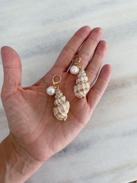 Mermaid Jewelry Diy, Fashion Girlies, Wire Jewelry Making, Sea Jewelry, Painted Shells, Mermaid Jewelry, Seashell Jewelry, Ocean Jewelry, Lightweight Earrings