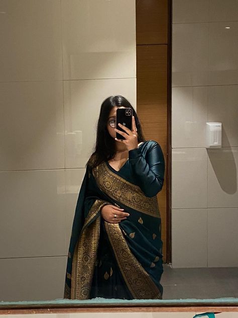 Bengali Girls In Saree, Benarasi Saree Bengali, Saree Mirror Selfie Poses, Korean Poses, Sarees Ideas, Ethnic Aesthetic, Indian Dress Up, Bengali Culture, Simple Saree Designs