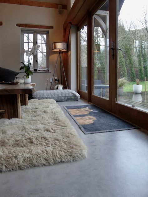 Cement Floor Living Room, Cement And Wood Floor, Cement Floor Bedroom, Micro Cement Wall Living Room, Cement Finish Interior, Micro Cement Interior Design, Micro Cement Living Room Floor, Cement Floors, Micro Cement