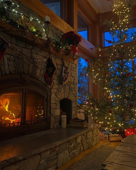 Christmas Fire Aesthetic, Fire Places Aesthetic, Fireplace Christmas Aesthetic, Christmas By The Fire, Mountain Christmas Aesthetic, Christmas Aesthetic Fireplace, Winter Fireplace Aesthetic, Cabin Christmas Aesthetic, Christmas Fireplace Aesthetic