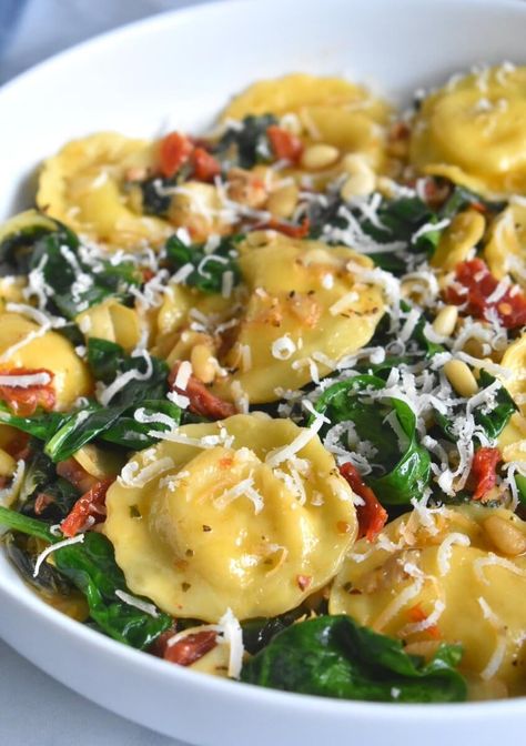 Ravioli with Spinach, Sun-Dried Tomatoes and Artichokes - Herbs & Flour Healthy Ravioli, Ravioli With Spinach, Pesto Ravioli, Italian Entrees, Sundried Tomato Pasta, Ravioli Recipe, Artichoke Recipes, Food Fish, Tomato And Cheese