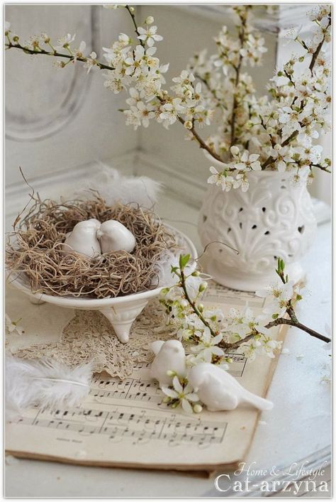 Vibeke Design, Decoration Shabby, Diy Vintage Decor, Bedroom Vanity, Birds Nest, Easter Decorations Vintage, Vanity Decor, Music Decor, Beltane