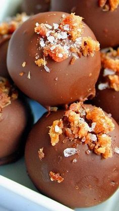 Salted Maple Bacon Truffles Bacon Desserts, Dessert Truffles, Truffle Butter, Candy Truffles, Truffle Recipe, Maple Bacon, Cake Truffles, Homemade Candies, Candy Desserts