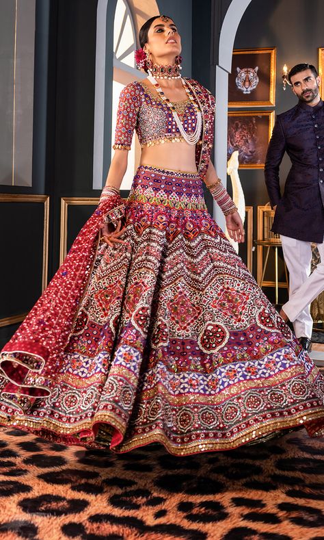 Dark Pink Lehenga Bridal, Bridal Lehnga Unique, Dark Pink Lehenga, Pink Lehenga Choli, Nomi Ansari, Red Bridal Dress, Latest Bridal Lehenga, Reception Lehenga, Wedding Lehenga Designs