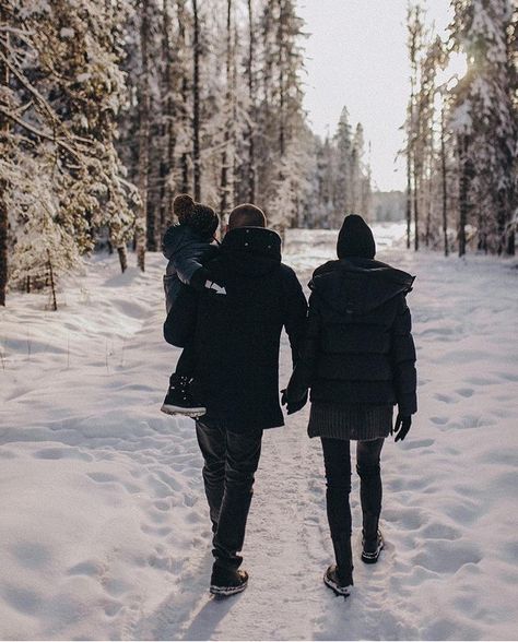 Family Winter Aesthetic, Snow Family Photoshoot, Outfit Nieve, Snow Family Pictures, Lisa Photoshoot, Winter Maternity Shoot, Snow Photoshoot, Winter Family Photos, Winter Portraits