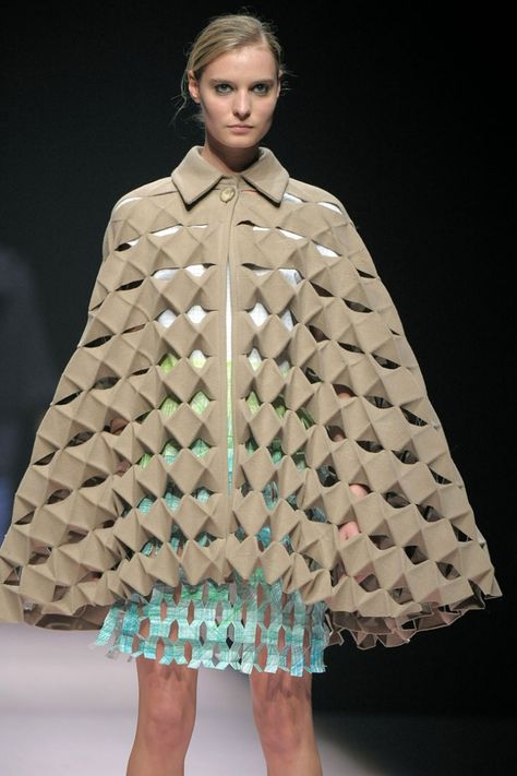 Mode Origami, Structured Fashion, Architectural Fashion, Structural Fashion, Origami Fashion, Sculptural Fashion, Fabric Origami, Geometric Fashion, Paper Fashion