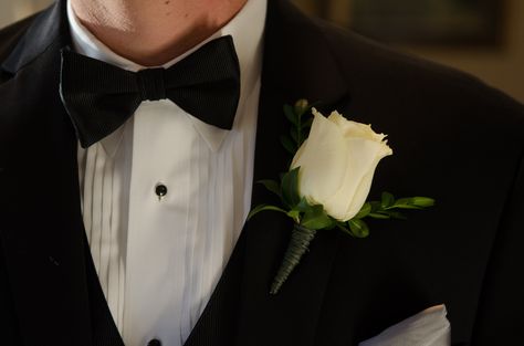 Groom's Single White Rose Boutonniere Rose Buttonholes Wedding, Single Rose Boutonniere, Single White Rose, Boutonniere Groomsmen, White Rose Boutonniere, Diy Boutonniere, Groomsmen Ideas, White Boutonniere, Groomsmen Boutonniere