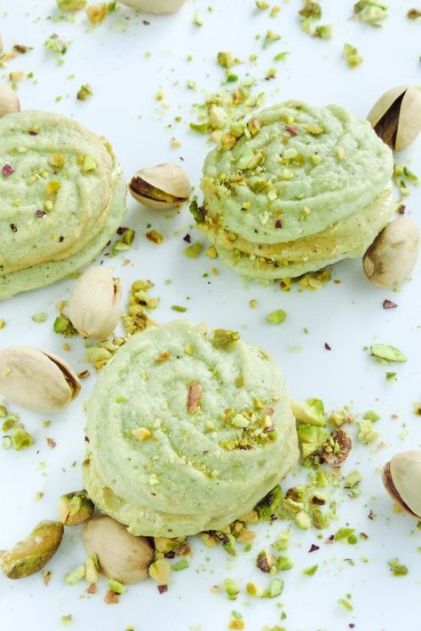 Before serving the macarons, leave them at the room temperature for an hour. Then, let them melt in your mouth! :-) Green Deserts, Keto Pistachio, Pistachio Health Benefits, Keto Green, Healthy Winter Meals, Keto Christmas Cookies, Keto Cookie Recipes, Pistachio Cookies, Holiday Cookie Exchange