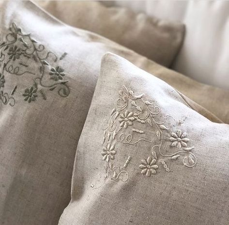 :: Designer Bed Sheets, Cushion Embroidery, Diy Monogram, Clothes Embroidery Diy, Cabin Cottage, Christmas Embroidery Designs, Hand Embroidery Flowers, Embroidery Monogram, Furnishings Design