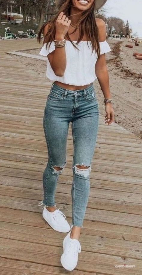 Girls Ripped Jeans, Outfits Highschool, Highschool Outfits, Outfits Bonitos, Best Jeans For Women, Looks Jeans, Romantic Questions, Teenage Outfits, Outfits Jeans