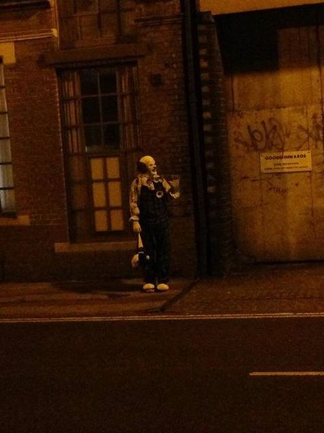 Northampton, UK Man Stands on the Street at Night in a Creepy Clown Costume Just to Freak People Out #spooky Clown Pics, Creepy Guy, Creepy Pictures, Evil Clowns, Scary Clowns, Creepy Clown, Clown Costume, Clown Makeup, Urban Legends