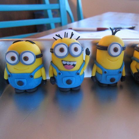 Instructions for fondant minions - could also use with polymer clay Fondant Minions, Minion Cupcakes, Minion Birthday Party, A Minion, Despicable Me 2, Minion Cake, Fondant Cake Toppers, Minion Birthday, Minion Party