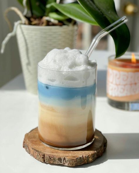 Cute Cafe Drinks, Cafe Drinks, Gelato Recipe, Coconut Drinks, Yogurt Drinks, Colorful Drinks, Drink Recipes Nonalcoholic, Coffee Shop Aesthetic, Bakery Desserts