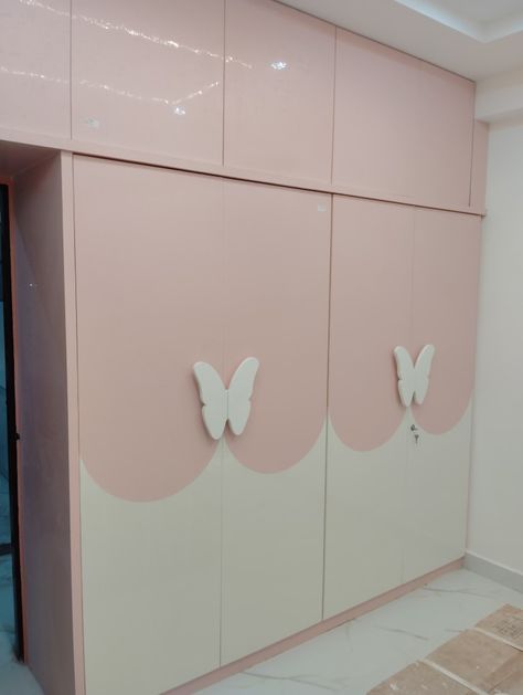 Pink And White Cupboards Bedroom, Pink White Wardrobe Design, Pink Wardrobe Design Bedroom, Kids Wardrobe Doors, Wardrobe Design For Kids Room, Kids Wardrobe Internal Design, Pink Wardrobe Design, Kids Room Wardrobe Design Cupboards, Kids Almirah Designs