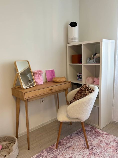 Earthy Vanity Ideas, Desk Nook Ideas, Dorm Room Styles, Beachy Room, Coastal Room, Pastel Room, Minimalist Room, Teen Bedroom Decor, Room Design Bedroom